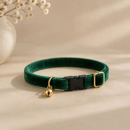 Collar Esmeralda de Terciopelo para gato — vista principal — Mora & Bigotes